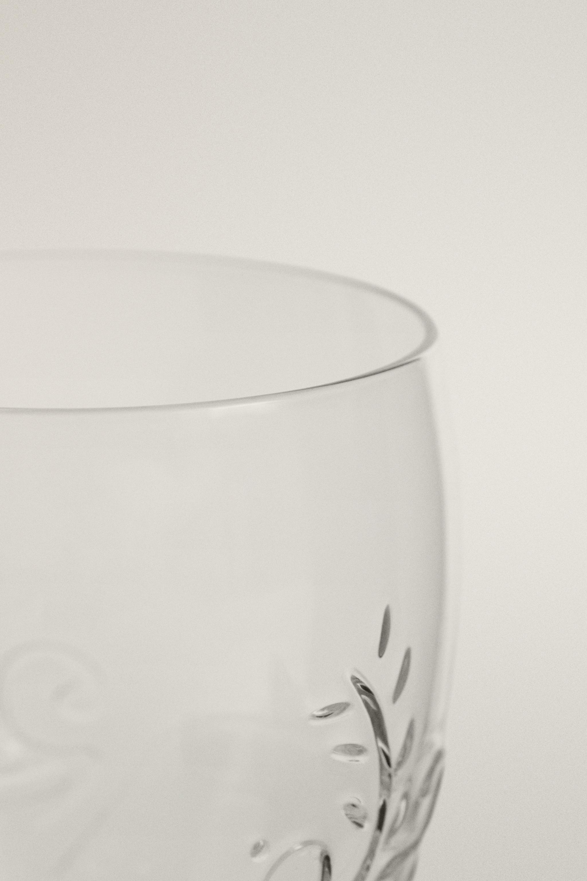 RAISED FLORAL DESIGN GLASS TUMBLER